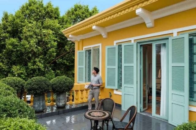 Un touriste séjourne à l'hôtel Signature by M Village Danang Heritage. Photo : VOV.