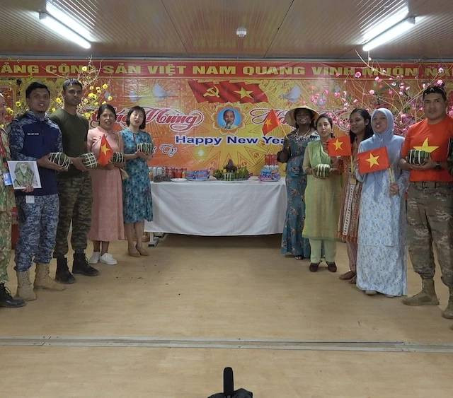 La fête du Têt est également une occasion de promouvoir la culture nationale auprès des amis internationaux. Photo : Équipe de génie militaire du Vietnam n°3.