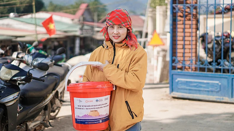 Le personnel du projet distribue de l'aide aux habitants de Cao Bang. Photo CARE