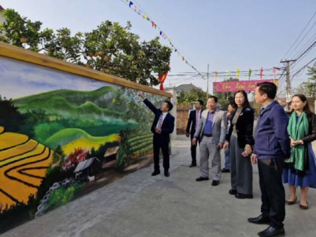 La route décorée de fresques colorées dans la commune de Thanh Xuân dans le district de Soc Son. Photo : hanoimoi.vn La route décorée de fresques colorées dans la commune de Thanh Xuân dans le district de Soc Son. Photo : hanoimoi.vn