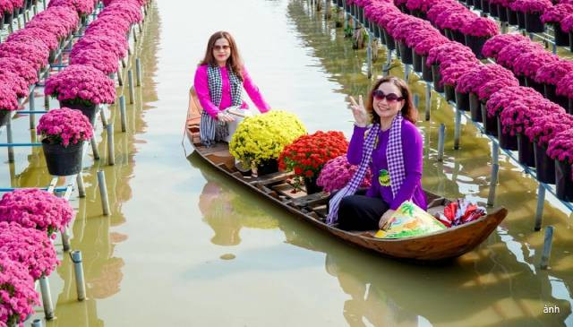 Beaucoup souhaitent immortaliser leur passage au cœur de cette « rivière de fleurs ». Photo : VOV. Beaucoup souhaitent immortaliser leur passage au cœur de cette « rivière de fleurs ». Photo : VOV.
