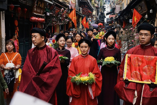 Le programme Tết Việt - Tết Phố, organisé chaque année dans le Vieux Quartier de Hanoï, attire de nombreux amateurs de patrimoine vêtus de costumes traditionnels. Photo : Club Dinh làng Viêt. Le programme Tết Việt - Tết Phố, organisé chaque année dans le Vieux Quartier de Hanoï, attire de nombreux amateurs de patrimoine vêtus de costumes traditionnels. Photo : Club Dinh làng Viêt.
