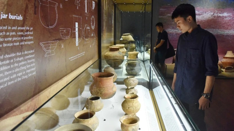 Les visiteurs explorent le Musée d'Histoire nationale. Photo:nhandan.vn Les visiteurs explorent le Musée d'Histoire nationale. Photo:nhandan.vn