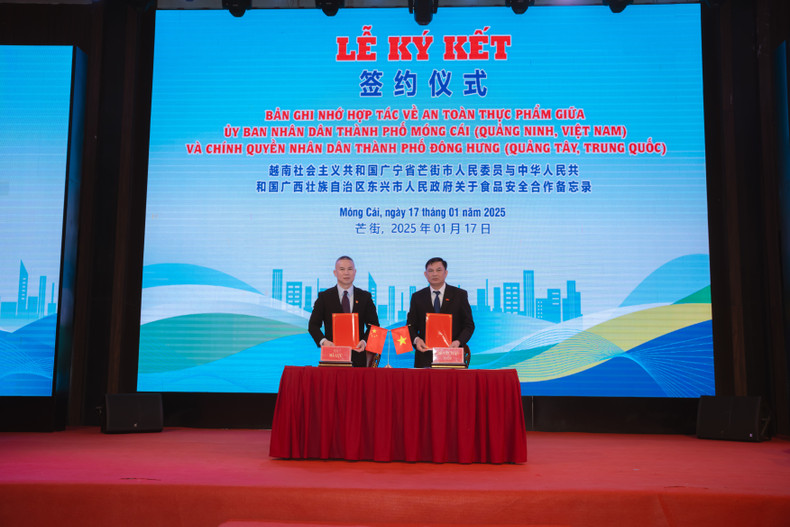 La ville de Mong Cai du Vietnam et la ville de Dongxing de la Chine signent un protocole d'accord de coopération sur l'hygiène et la sécurité alimentaires. Photo : mongcai.gov.vn La ville de Mong Cai du Vietnam et la ville de Dongxing de la Chine signent un protocole d'accord de coopération sur l'hygiène et la sécurité alimentaires. Photo : mongcai.gov.vn