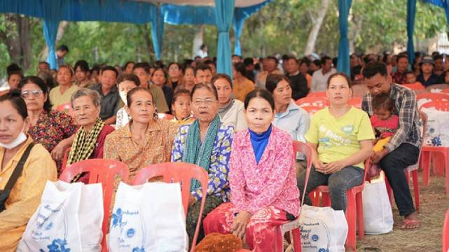 500 cadeaux du Têt traditionnel ont été remis aux habitants khmers et d'origine vietnamienne en difficulté dans la province de Svay Rieng, au Cambodge. Photo : nhandan.vn