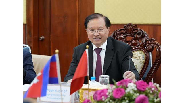 Le vice-ministre de la Culture, des Sports et du Tourisme, Ta Quang Dông, souhaite que le Vietnam et la province de Banteay Meanchey puissent coopérer dans les domaines de l'industrie culturelle et des ressources humaines pour servir le développement culturel et artistique . Photo: baovanhoa.vn Le vice-ministre de la Culture, des Sports et du Tourisme, Ta Quang Dông, souhaite que le Vietnam et la province de Banteay Meanchey puissent coopérer dans les domaines de l'industrie culturelle et des ressources humaines pour servir le développement culturel et artistique . Photo: baovanhoa.vn