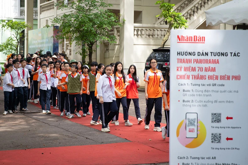 Le même jour, l’exposition a accueilli les élèves de l’école primaire de Tràng An. Photo : nhandan.vn Le même jour, l’exposition a accueilli les élèves de l’école primaire de Tràng An. Photo : nhandan.vn