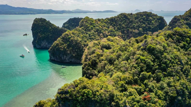 De nombreux touristes choisissent désormais le téléphérique pour découvrir Cat Bà. La beauté de Cat Bà vue depuis la cabine du téléphérique. Photo : nhandan.vn De nombreux touristes choisissent désormais le téléphérique pour découvrir Cat Bà. La beauté de Cat Bà vue depuis la cabine du téléphérique. Photo : nhandan.vn