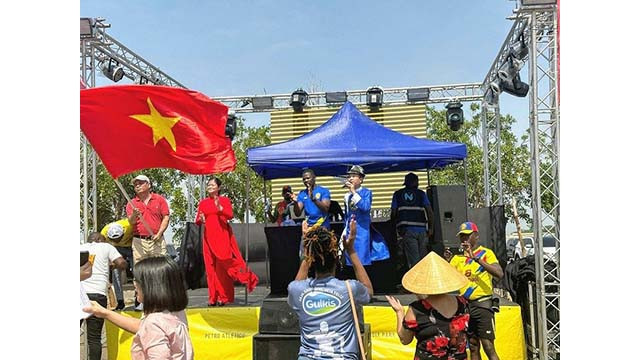 Les spectacles de chant portant sur le pays et l'amitié entre les deux pays sont estimés très uniques, dont la chanson « Vietnam – Angola » en espagnol, composée par Dang Quôc Hà, fonctionnaire de l’Ambassade du Vietnam en Angola. Photo: baoquocte.vn Les spectacles de chant portant sur le pays et l'amitié entre les deux pays sont estimés très uniques, dont la chanson « Vietnam – Angola » en espagnol, composée par Dang Quôc Hà, fonctionnaire de l’Ambassade du Vietnam en Angola. Photo: baoquocte.vn