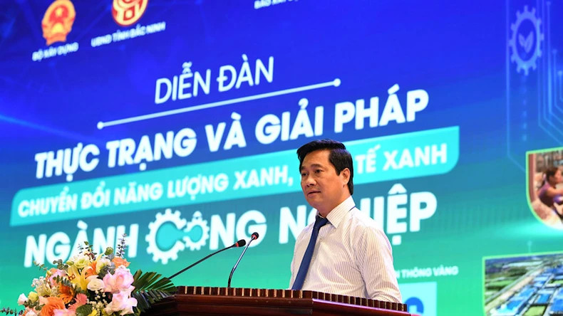 Le vice-ministre de la Construction, Nguyên Tuong Van, s'exprime lors du forum sur des solutions pour la transformation de l'énergie verte, de l’économie verte dans l'industrie. Photo : Nhandan.vn Le vice-ministre de la Construction, Nguyên Tuong Van, s'exprime lors du forum sur des solutions pour la transformation de l'énergie verte, de l’économie verte dans l'industrie. Photo : Nhandan.vn