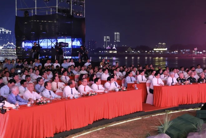 Le Premier ministre Pham Minh Chinh et d’autres délégués assistent au multiplex depuis le site de la tour du drapeau de Thu Ngu, à Hô Chi Minh-Ville. Photo : VNA. Le Premier ministre Pham Minh Chinh et d’autres délégués assistent au multiplex depuis le site de la tour du drapeau de Thu Ngu, à Hô Chi Minh-Ville. Photo : VNA.