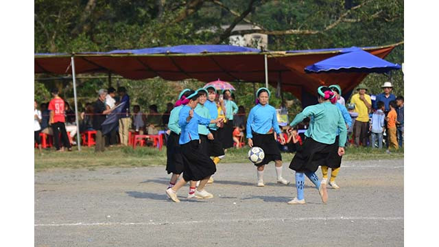 Lors de la fête annuelle de Soong Co, les femmes de l'ethnie San Chi (commune de Huc Dong) portent avec enthousiasme des robes traditionnelles pour se rendre sur le terrain de football. Photo : baodautu.vn