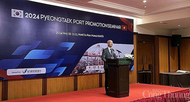Le directeur adjoint du Département d'import-export relevant du Ministère de l'Industrie et du Commerce, Trân Thanh Hai, prend la parole lors de l'événement. Photo : congthuong.vn Le directeur adjoint du Département d'import-export relevant du Ministère de l'Industrie et du Commerce, Trân Thanh Hai, prend la parole lors de l'événement. Photo : congthuong.vn