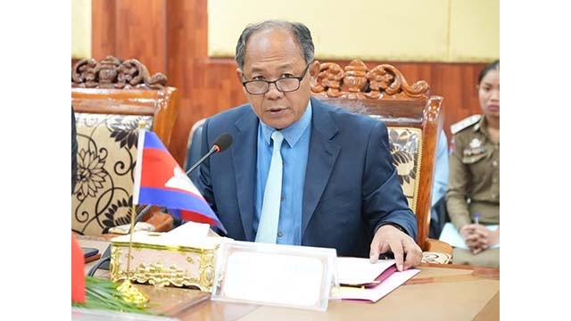 Le gouverneur de la province de Banteay Meanchey, Oum Reatrey, s'exprme lors de l'entretien. Photo : baovanhoa.vn Le gouverneur de la province de Banteay Meanchey, Oum Reatrey, s'exprme lors de l'entretien. Photo : baovanhoa.vn