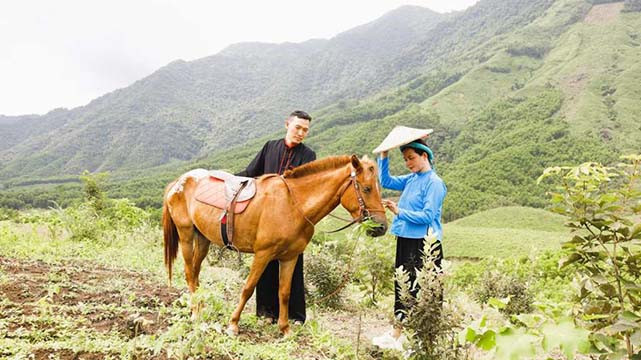 Les touristes découvrent le sommet de Ma Thâu Son dans la commune de Hai Son, ville de Mong Cai, province de Quang Ninh en costumes traditionnels de l'ethnie San Chi. Le tourisme communautaire est mis en œuvre dans de nombreuses localités situées dans les zones montagneuses de minorités ethniques. Photo : baodautu.vn