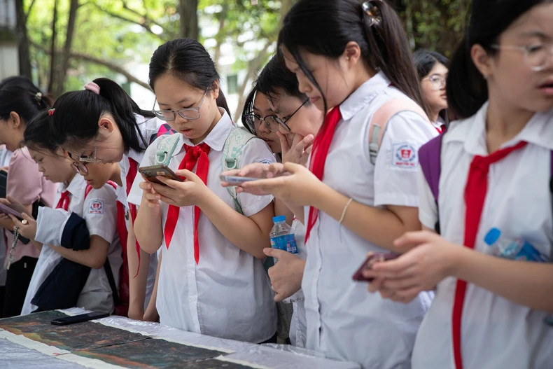 La peinture panoramique publiée dans une publication spéciale du Journal Nhân Dân a attiré un grand nombre d’élèves. Photo : nhandan.vn La peinture panoramique publiée dans une publication spéciale du Journal Nhân Dân a attiré un grand nombre d’élèves. Photo : nhandan.vn