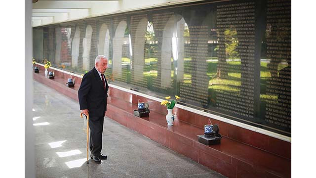 Lors de sa visite au Vietnam en 2018, le vétéran français Jacques Allaire, se tient devant une stèle en pierre commémorant les héros morts vietnamiens lors de la campagne de Diên Biên Phu. Photo : baoquocte.vn Lors de sa visite au Vietnam en 2018, le vétéran français Jacques Allaire, se tient devant une stèle en pierre commémorant les héros morts vietnamiens lors de la campagne de Diên Biên Phu. Photo : baoquocte.vn