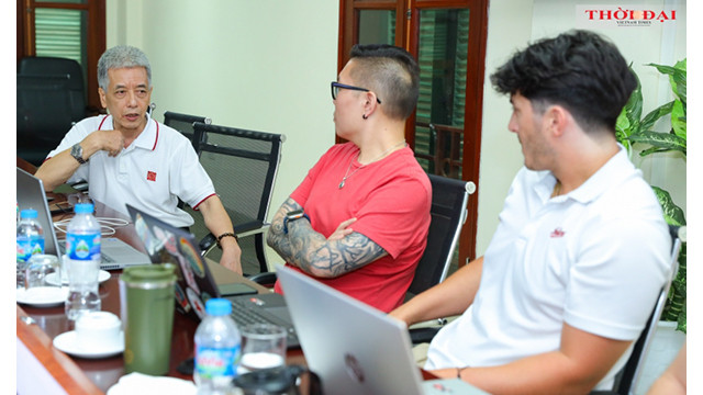 Le vice-président de l'Association Vietnam-États-Unis, Bùi Thê Giang (1er, à gauche), présente des informations sur le « Dôi Moi » (renouveau) ; le processus de renouveau au Vietnam et les points de vue des Vietnamiens sur la mondialisation ». Photo : thoidai.com.vn