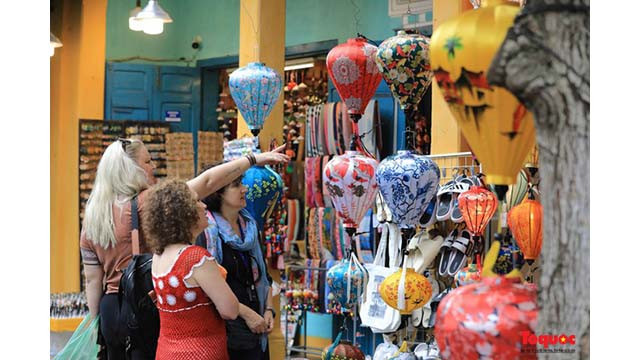 Les touristes internationaux visitent et achètent des lanternes dans l’ancienne ville de Hôi An. Photo : toquoc.vn Les touristes internationaux visitent et achètent des lanternes dans l’ancienne ville de Hôi An. Photo : toquoc.vn