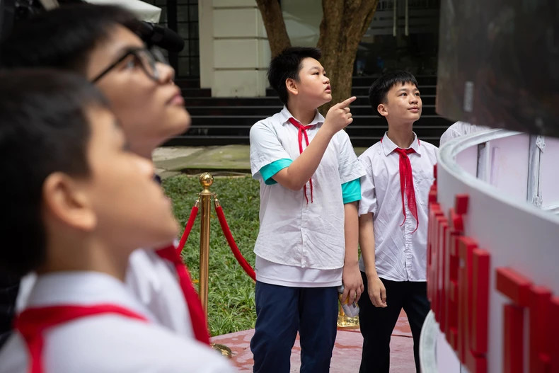 Ils ont découvert l’évolution de la campagne grâce aux informations présentant les 56 jours et nuits sous le panorama. Photo : nhandan.vn Ils ont découvert l’évolution de la campagne grâce aux informations présentant les 56 jours et nuits sous le panorama. Photo : nhandan.vn