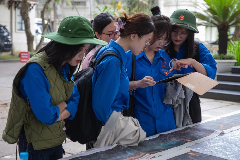 Dans l’après-midi du 9 mai, malgré la pluie, plus de 50 étudiants de l’Institut de la Technologie des postes et télécommunications ont visité l’exposition panoramique interactive commémorant le 70e anniversaire de la Victoire de Diên Biên Phu au siège du Journal Nhân Dân. Photo : nhandan.vn Dans l’après-midi du 9 mai, malgré la pluie, plus de 50 étudiants de l’Institut de la Technologie des postes et télécommunications ont visité l’exposition panoramique interactive commémorant le 70e anniversaire de la Victoire de Diên Biên Phu au siège du Journal Nhân Dân. Photo : nhandan.vn