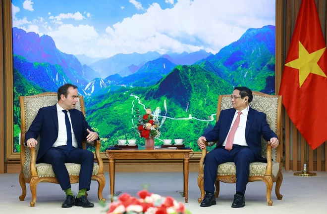 Le Premier ministre Pham Minh Chinh (droite) et le ministre français des Armées Sébastien Lecornu. Photo : VNA. Le Premier ministre Pham Minh Chinh (droite) et le ministre français des Armées Sébastien Lecornu. Photo : VNA.