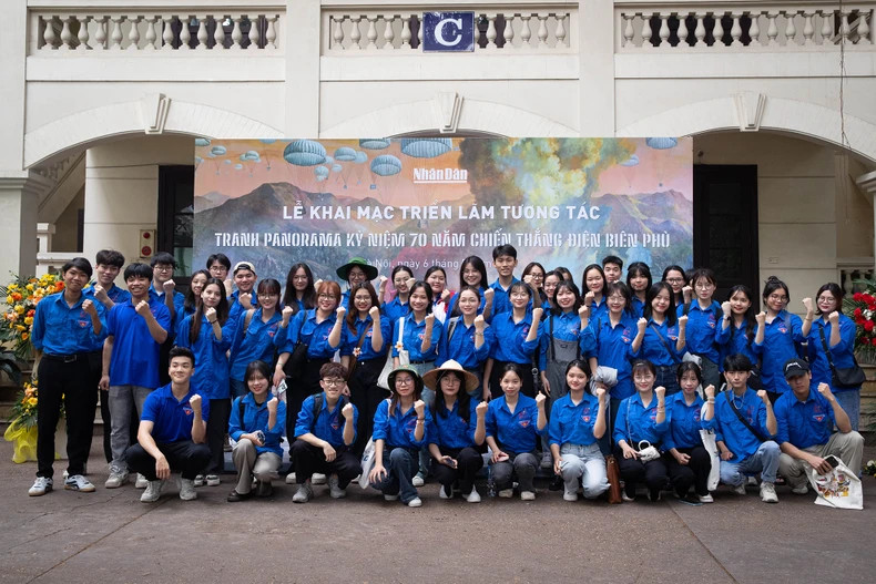 L’enthousiasme et la fierté étaient visibles sur tous les visages des membres de l’Union de la jeunesse de l’Institut de la Technologie des postes et télécommunications après la découverte de la campagne de Diên Biên Phu il y a 70 ans lors de l’exposition. Photo : nhandan.vn L’enthousiasme et la fierté étaient visibles sur tous les visages des membres de l’Union de la jeunesse de l’Institut de la Technologie des postes et télécommunications après la découverte de la campagne de Diên Biên Phu il y a 70 ans lors de l’exposition. Photo : nhandan.vn