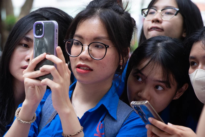 De nombreux étudiants ont regardé attentivement la grande peinture panoramique. Photo : nhandan.vn De nombreux étudiants ont regardé attentivement la grande peinture panoramique. Photo : nhandan.vn