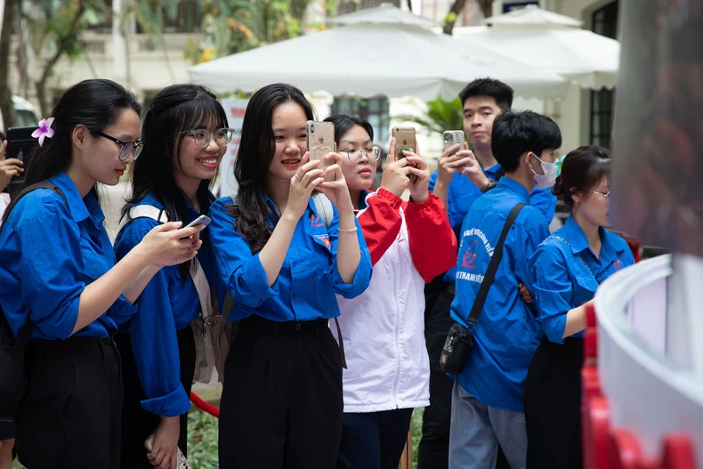 Lors de l’exposition, ils ont pu admirer une peinture panoramique circulaire d’un diamètre de 5,5 m et d’une hauteur de plus de 3 m, et expérimenter la technologie de réalité augmentée avec un modèle panoramique à 360 degrés. Photo : nhandan.vn Lors de l’exposition, ils ont pu admirer une peinture panoramique circulaire d’un diamètre de 5,5 m et d’une hauteur de plus de 3 m, et expérimenter la technologie de réalité augmentée avec un modèle panoramique à 360 degrés. Photo : nhandan.vn