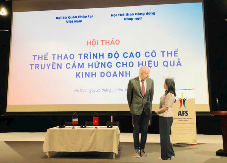 L'entretien avec l'attaché de coopération éducative de l'Ambassade de France au Vietnam, Arnaud Pannier. Photo : Minh Hanh/NDEL.