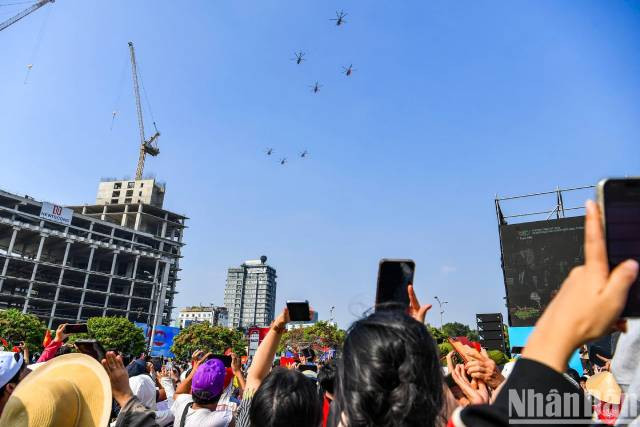 Les chasseurs poursuivent leur vol en formation, illustrant la coordination et la maîtrise technique des forces aériennes vietnamiennes. Photo : nhandan.vn Les chasseurs poursuivent leur vol en formation, illustrant la coordination et la maîtrise technique des forces aériennes vietnamiennes. Photo : nhandan.vn