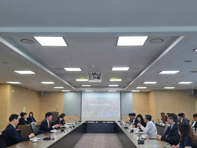 La vue générale de la séance de travail entre la province de Quang Nam et les autorités d’Incheon. Photo : VKBIA. La vue générale de la séance de travail entre la province de Quang Nam et les autorités d’Incheon. Photo : VKBIA.