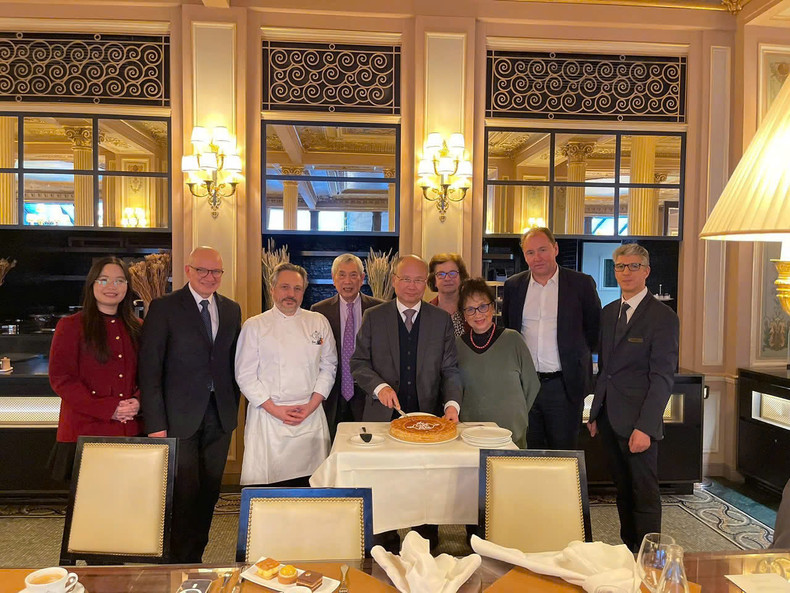 L’Ambassadeur du Vietnam en France, M. Dinh Toan Thang, M. Co Minh Duc, secrétaire général de l’AFS, et les membres de l'AFS. Photo : AFS.