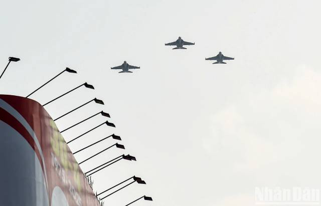 Un avion d'entraînement de combat Yak-130 dans le ciel de Hô Chi Minh-Ville. Photo : nhandan.vn Un avion d'entraînement de combat Yak-130 dans le ciel de Hô Chi Minh-Ville. Photo : nhandan.vn