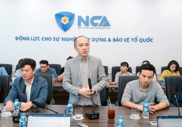 Le chef du département de recherche technologique de l’Association nationale de cybersécurité, Vu Ngoc Son, s'exprime lors de l'événement. Photo: nhandan.vn