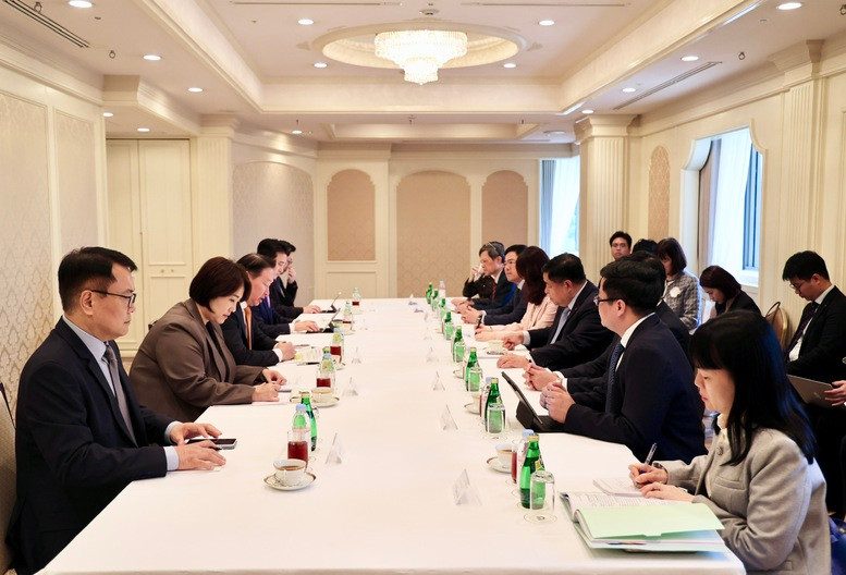 Le vice-Premier ministre a également chargé le groupe de travail de collaborer avec SK pour échanger, ajuster et mettre en œuvre les prochaines étapes. Il a invité le Groupe à coopérer avec la partie vietnamienne, en travaillant étroitement avec les ministères et les autorités locales concernées afin de revoir et adapter les projets en adéquation avec les objectifs des deux parties. Photo : VGP. Le vice-Premier ministre a également chargé le groupe de travail de collaborer avec SK pour échanger, ajuster et mettre en œuvre les prochaines étapes. Il a invité le Groupe à coopérer avec la partie vietnamienne, en travaillant étroitement avec les ministères et les autorités locales concernées afin de revoir et adapter les projets en adéquation avec les objectifs des deux parties. Photo : VGP.