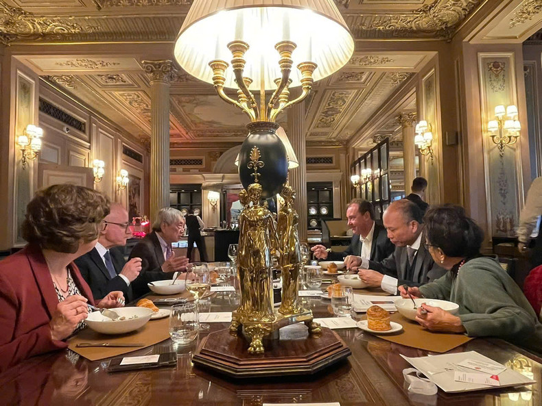 L’Ambassadeur du Vietnam en France, M. Dinh Toan Thang, a partagé un repas convivial avec M. Co Minh Duc, Secrétaire général de l’AFS, afin d’échanger sur un projet de soutien au développement du sport vietnamien. Photo : AFS.