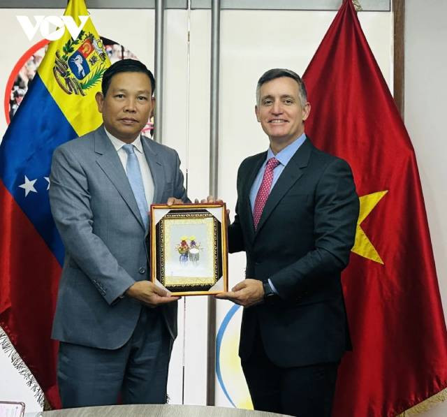 L'ambassadeur Vũ Trung Mỹ a offert un souvenir au ministre vénézuélien des Sports, Franklin Cardillo. Photo : VOV.