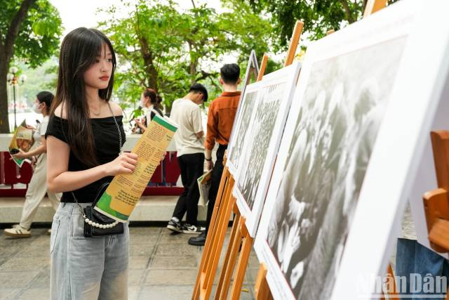 Les jeunes visiteurs se sont montrés profondément émus en découvrant les images du Président Hô Chi Minh. Photo : nhandan.vn