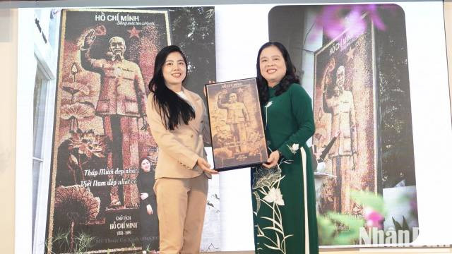 À travers cette œuvre, l’artiste souhaite exprimer son affection et sa profonde gratitude envers le Président Hô Chi Minh – le grand dirigeant vénéré de la nation. Photo : nhandan.vn