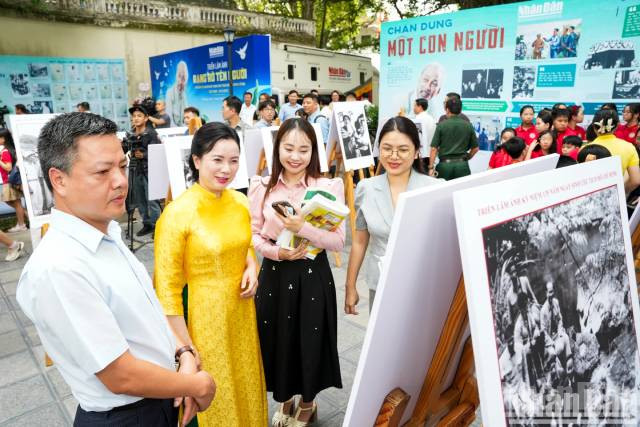 Les visiteurs ont l’occasion de découvrir des documents précieux illustrant la pensée, la personnalité et le sacrifice du Président Hô Chi Minh. Photo : nhandan.vn