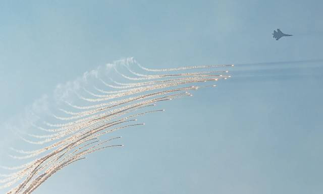 Le chasseur Su-30MK2 largue des leurres thermiques, qui tracent des sillons lumineux dans le ciel bleu. Photo : nhandan.vn Le chasseur Su-30MK2 largue des leurres thermiques, qui tracent des sillons lumineux dans le ciel bleu. Photo : nhandan.vn