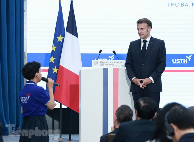 Le président Emmanuel Macron écoute attentivement une question posée par un étudiant de l’USTH. Photo : tienphong.vn Le président Emmanuel Macron écoute attentivement une question posée par un étudiant de l’USTH. Photo : tienphong.vn