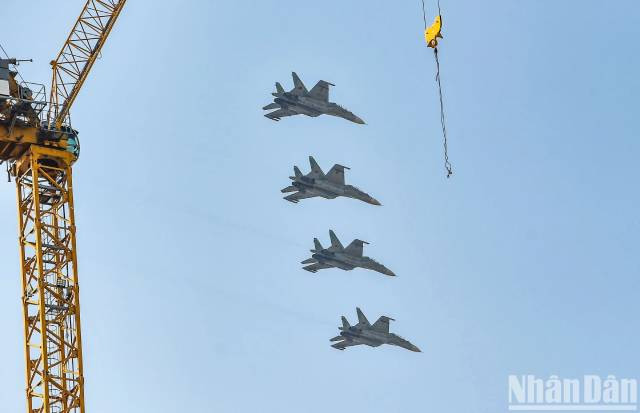 Des chasseurs volent en formation dans le ciel de Hô Chi Minh-Ville, créant une image puissante en ce jour de célébration nationale. Photo : nhandan.vn Des chasseurs volent en formation dans le ciel de Hô Chi Minh-Ville, créant une image puissante en ce jour de célébration nationale. Photo : nhandan.vn