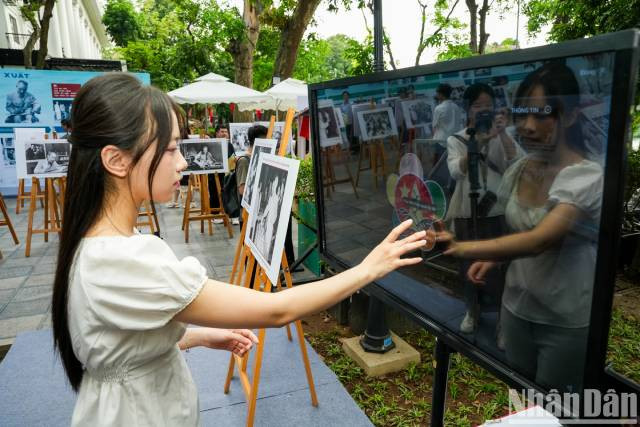 Fait remarquable, l’exposition exploite pleinement les technologies modernes pour offrir une expérience numérique interactive et attrayante aux visiteurs. Photo : nhandan.vn