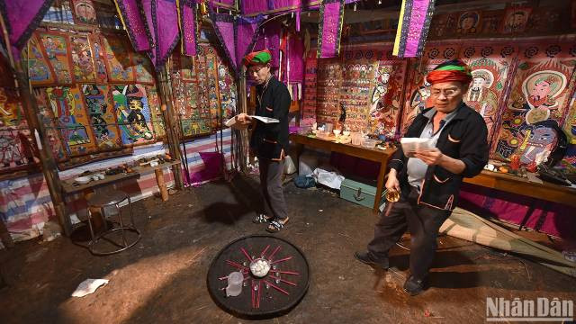 La cérémonie « cấp sắc » est un rituel spirituel obligatoire dans la vie des Dao rouges, particulièrement pour les hommes âgés de 10 ans et plus. Photo : nhandan.vn La cérémonie « cấp sắc » est un rituel spirituel obligatoire dans la vie des Dao rouges, particulièrement pour les hommes âgés de 10 ans et plus. Photo : nhandan.vn