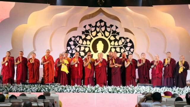 Rituel bouddhiste traditionnel de prière pour la paix dans le monde. Photo: VNA