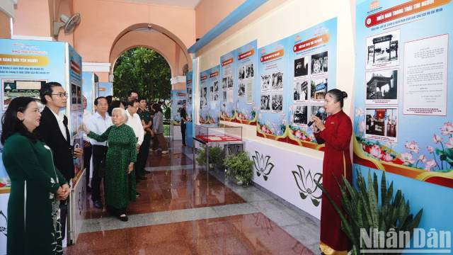 Les 135 documents et images exposés sont répartis en quatre parties : Partie 1 : Saïgon - Gia Dinh dans les années 1910, lorsque Nguyên Tât Thành est parti en quête de salut national ; Partie 2 : L’homme en quête de l’image de la Patrie ; Partie 3 : Le Sud dans le cœur du Président ; Partie 4 : Hô Chi Minh-Ville, brillant éternellement du nom du Président. Photo : nhandan.vn