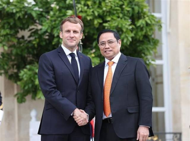 Le Premier ministre Pham Minh Chinh (à droite) et le président français Emmanuel Macron, le 4 novembre 2021, à Paris. Photo : VNA. Le Premier ministre Pham Minh Chinh (à droite) et le président français Emmanuel Macron, le 4 novembre 2021, à Paris. Photo : VNA.