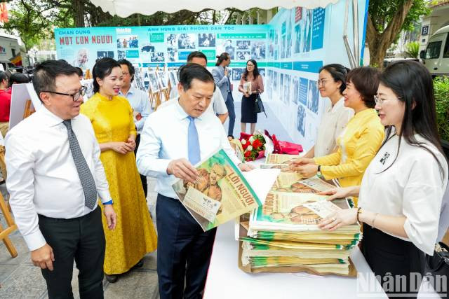 M. Le Quoc Minh, membre du Comité central du Parti, rédacteur en chef du Journal Nhân Dân, vice-président de la Commission centrale de la Propagande et de l’Éducation, président de l’Association des journalistes vietnamiens, a présenté l’édition spéciale commémorative du 135e anniversaire de la naissance du Président Hô Chi Minh aux délégués.